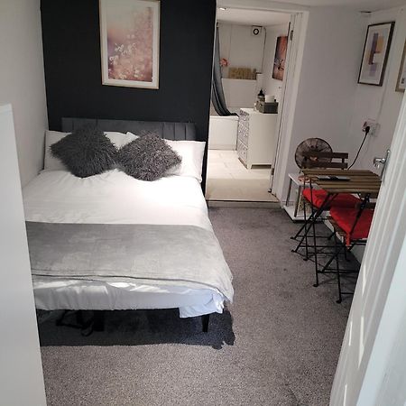 Hidden Treasure-Netflix And Wi-Fi-Basement Flat Apartment Gillingham  Exterior photo